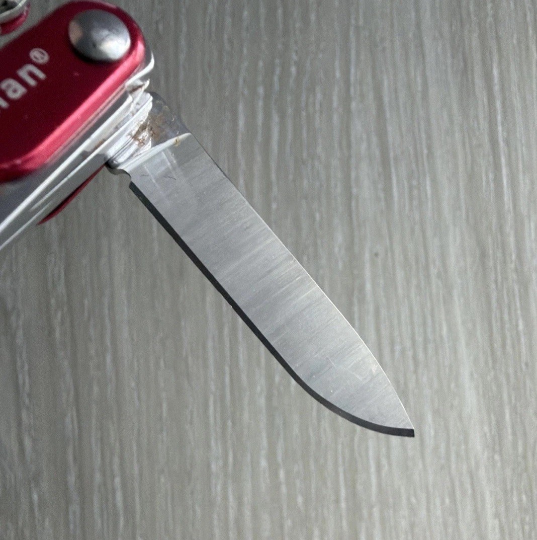 Leatherman Squirt S4 MultiTool Scissors Knife File Drivers Tweezers Red Metallic