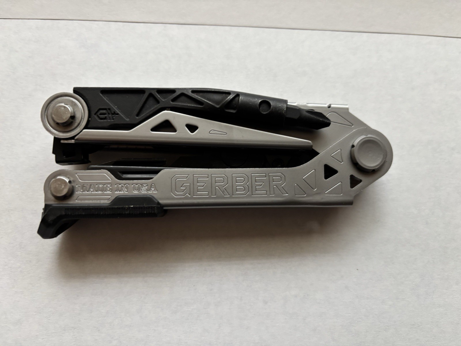 Gerber Center-Drive Multi-Tool Silver-Black with Sheath