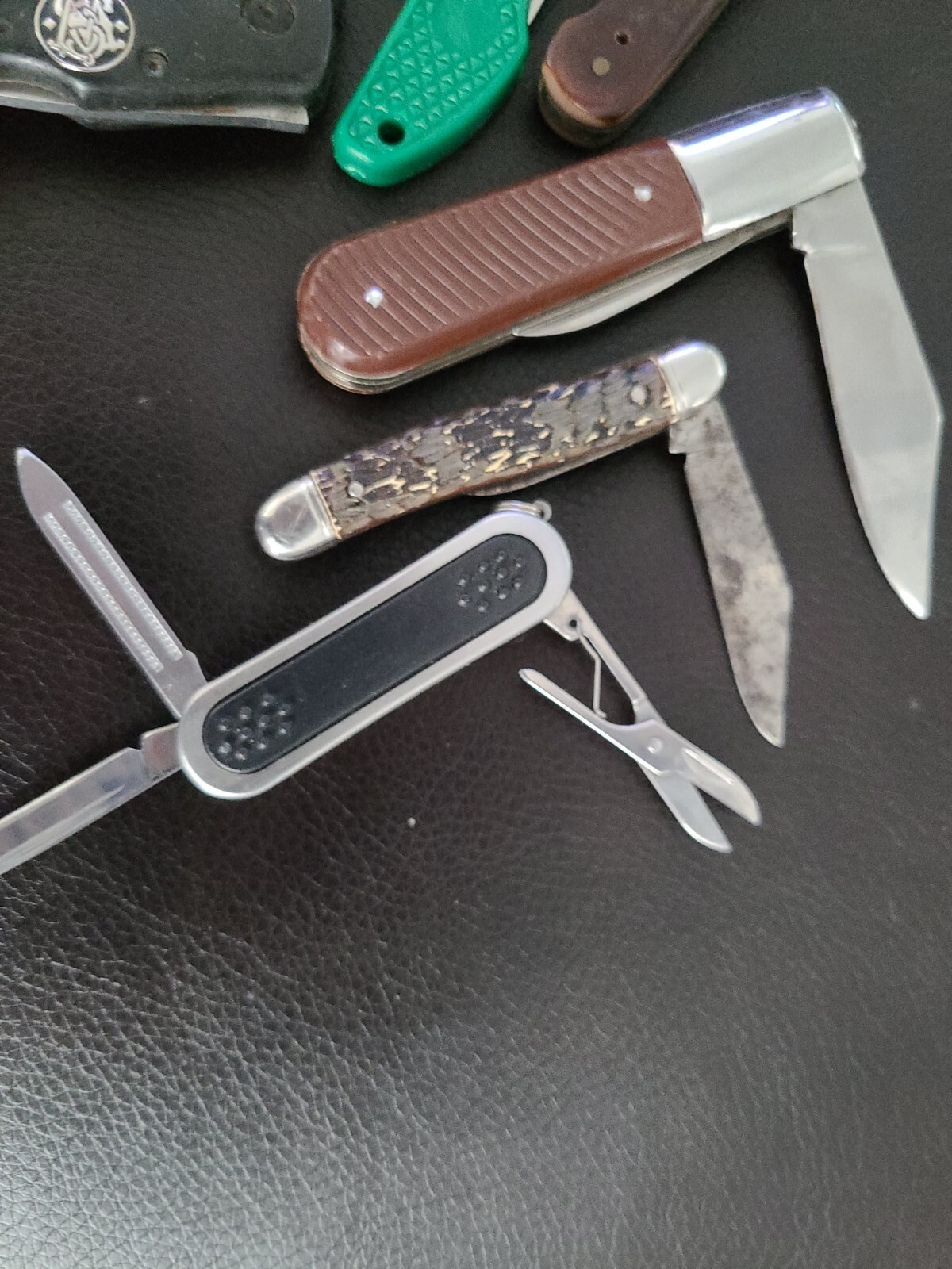 Pocket Knives And Multi Function Knife. Lot Of 6. Smith And Wesson..etc.