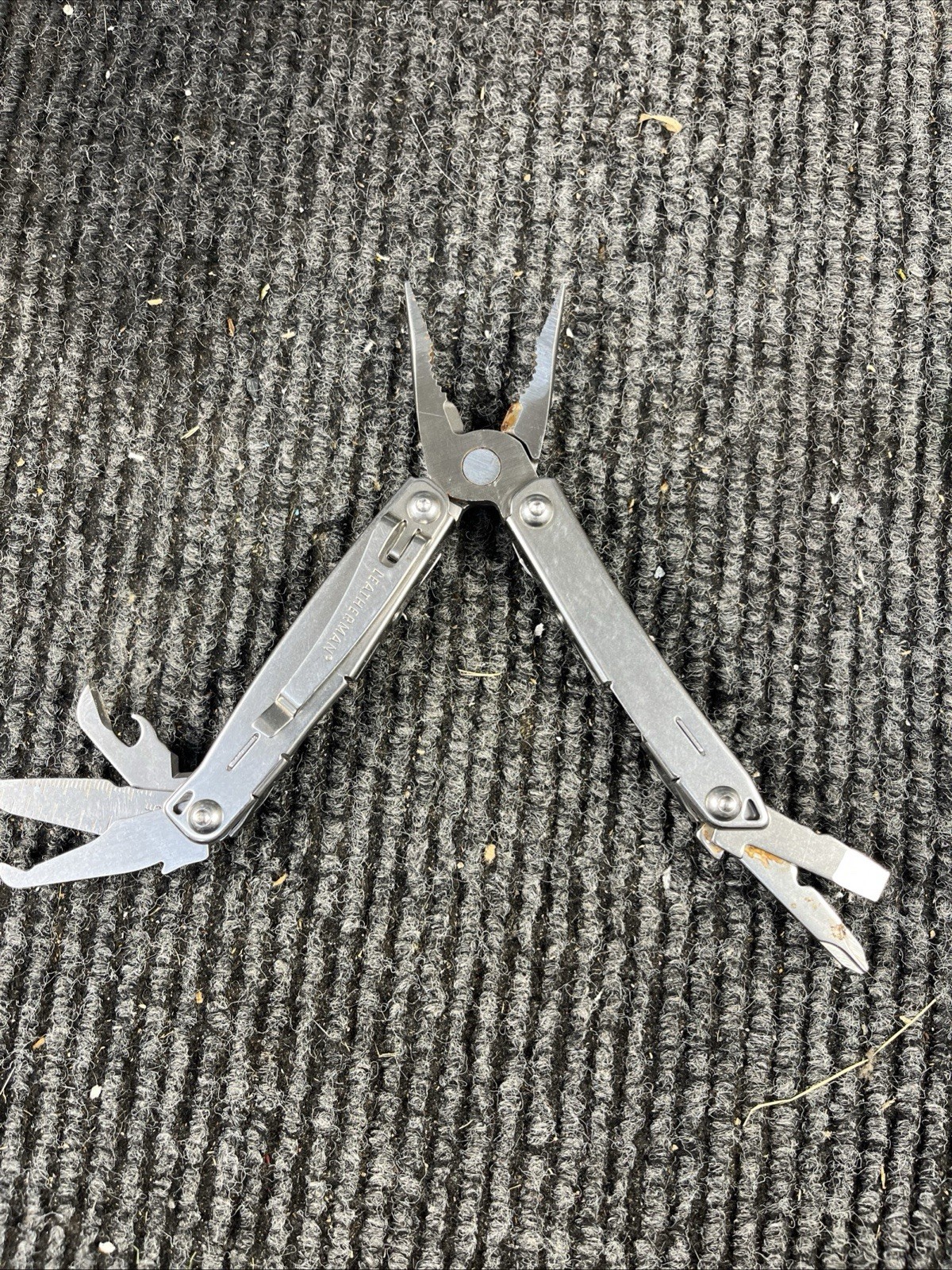 Leatherman Wingman Multitool with 14 tools Needle Nose pliers, wire cutter (025)