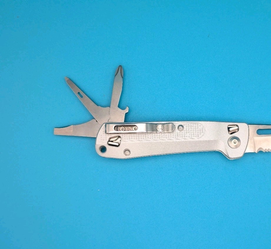 Leatherman Free K2X Pocket Size 8 Tools Stainless Steel Multitool, Silver! NEW!