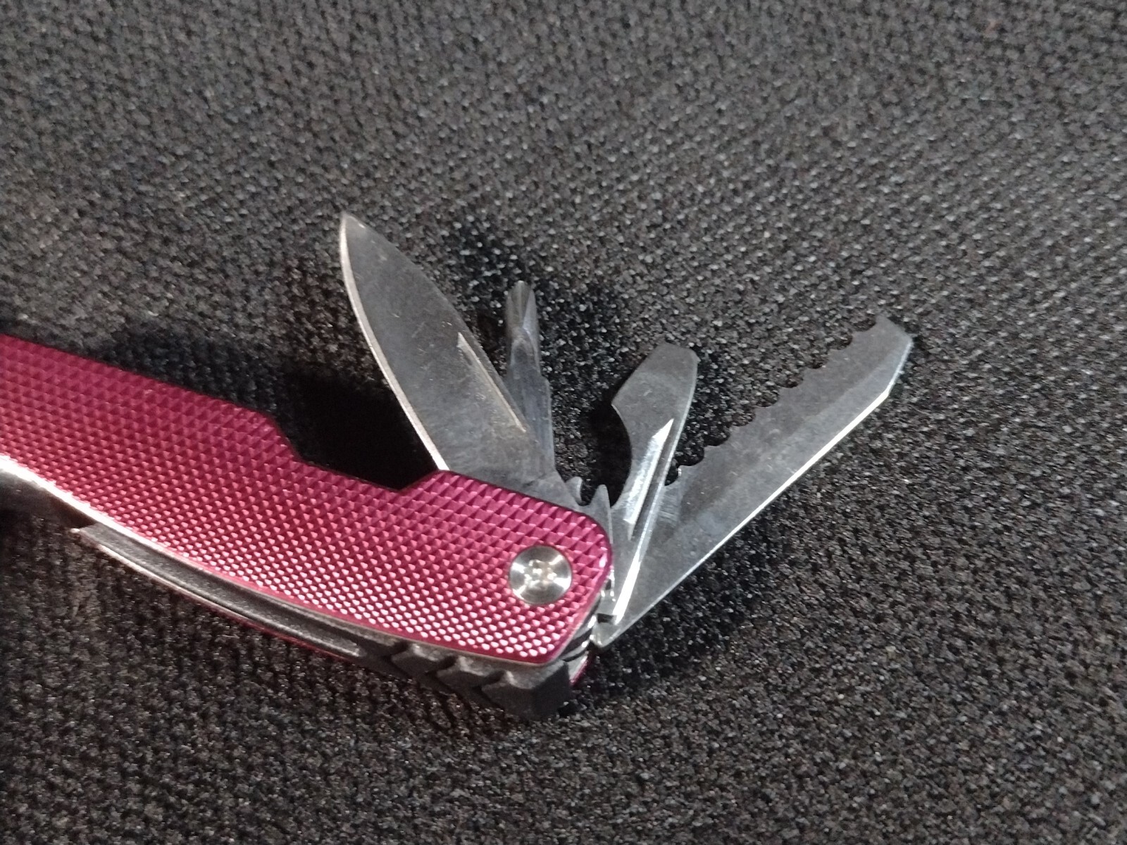 Pink Multi Tool Gift Kit With Flashlight And Knife!! – Vibrant pink – Old Stock!