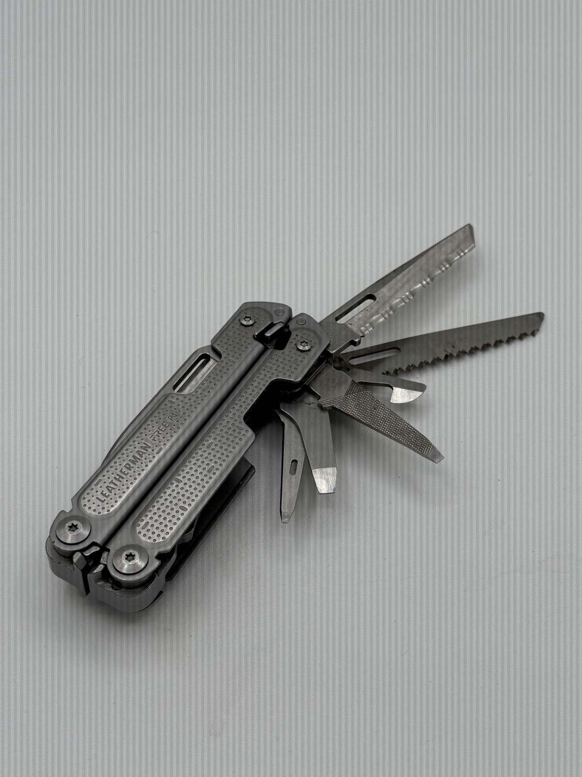 Leatherman FREE P4 Retired Multi Tool Pocket Clip Gray Sheath USA Stainless READ