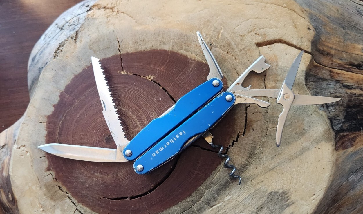 Leatherman Juice CS4 Blue – Pliers Blade Corkscrew – Great (READ) – T16