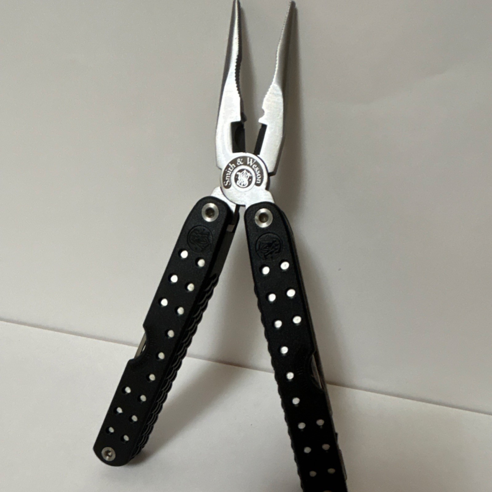 Smith & Wesson 44 MAG TOOL Multi-Tool 9-Function Stainless Steel Black w/ Sheath
