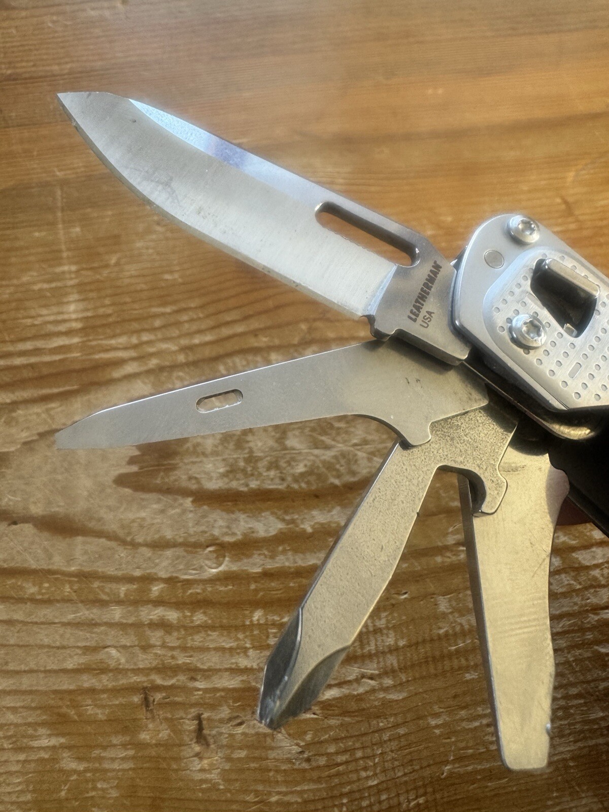 Leatherman FREE T2 Pocket Knife 4 Multi-tool!