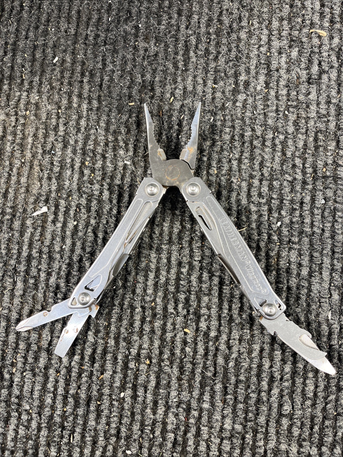 Leatherman Wingman Multitool with 14 tools Needle Nose pliers, wire cutter (039)
