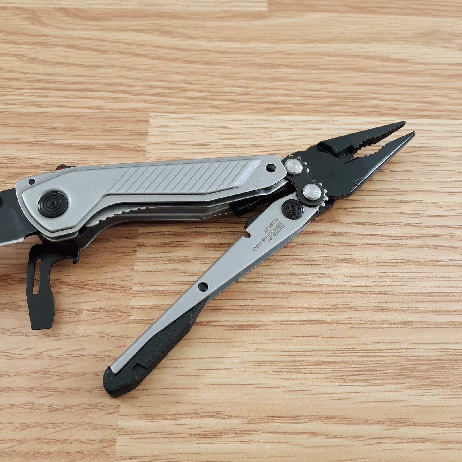 SOG Flash MT Linerlock Multi-Tool D2 Tool Steel Blade Stainless Steel Handle