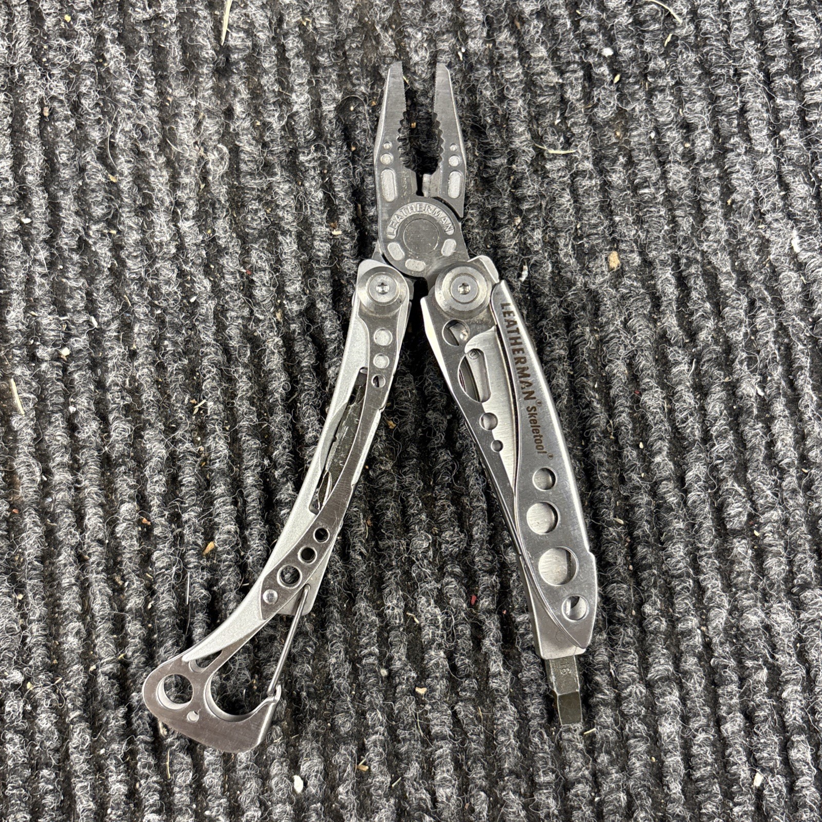 LEATHERMAN Skeletool Multi Tool – Combo Edge Blade Knife Pliers Carabiner (073)