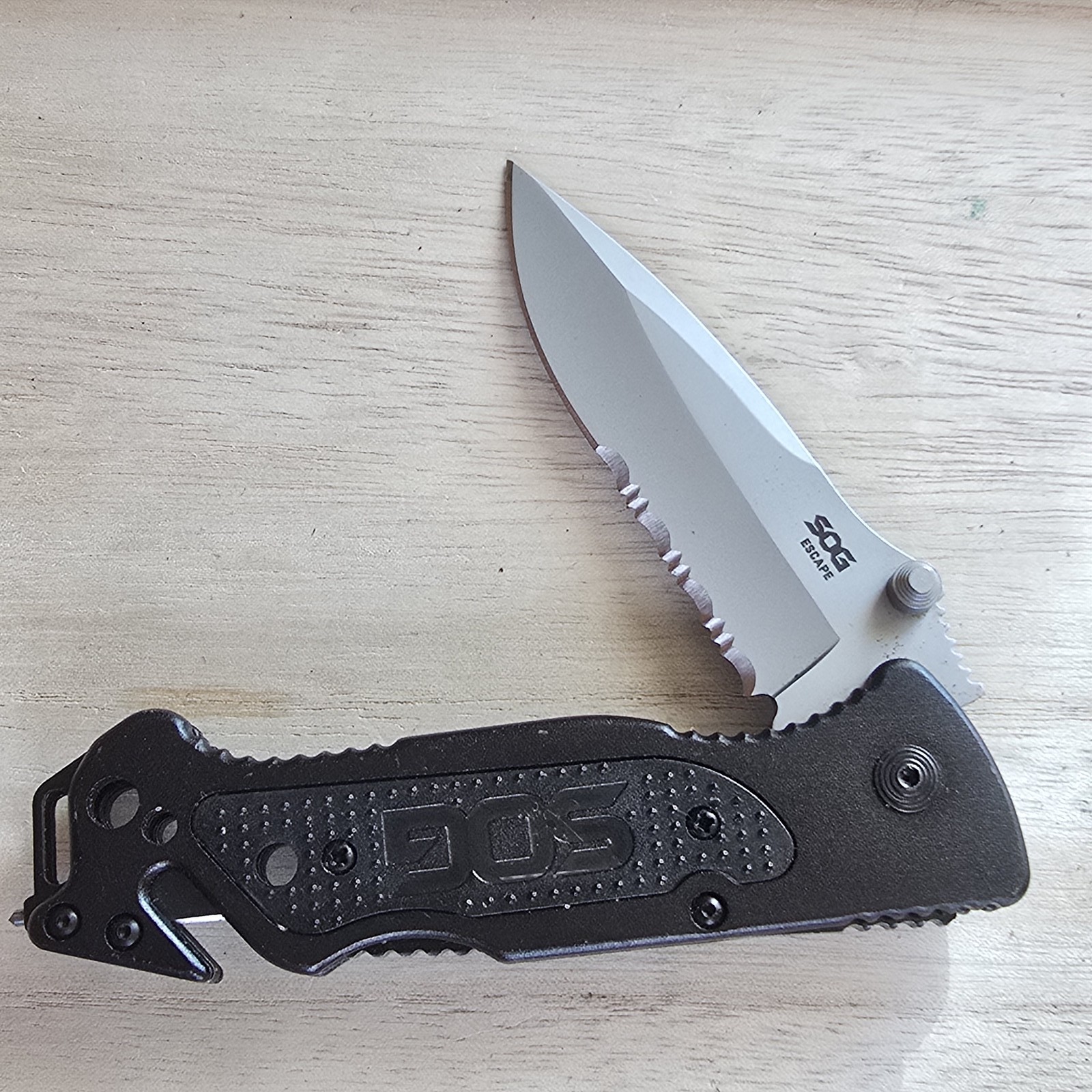 SOG ESCAPE LOCKBACK TACTICAL KNIFE BELT CUTTER GLASS BREAKER
