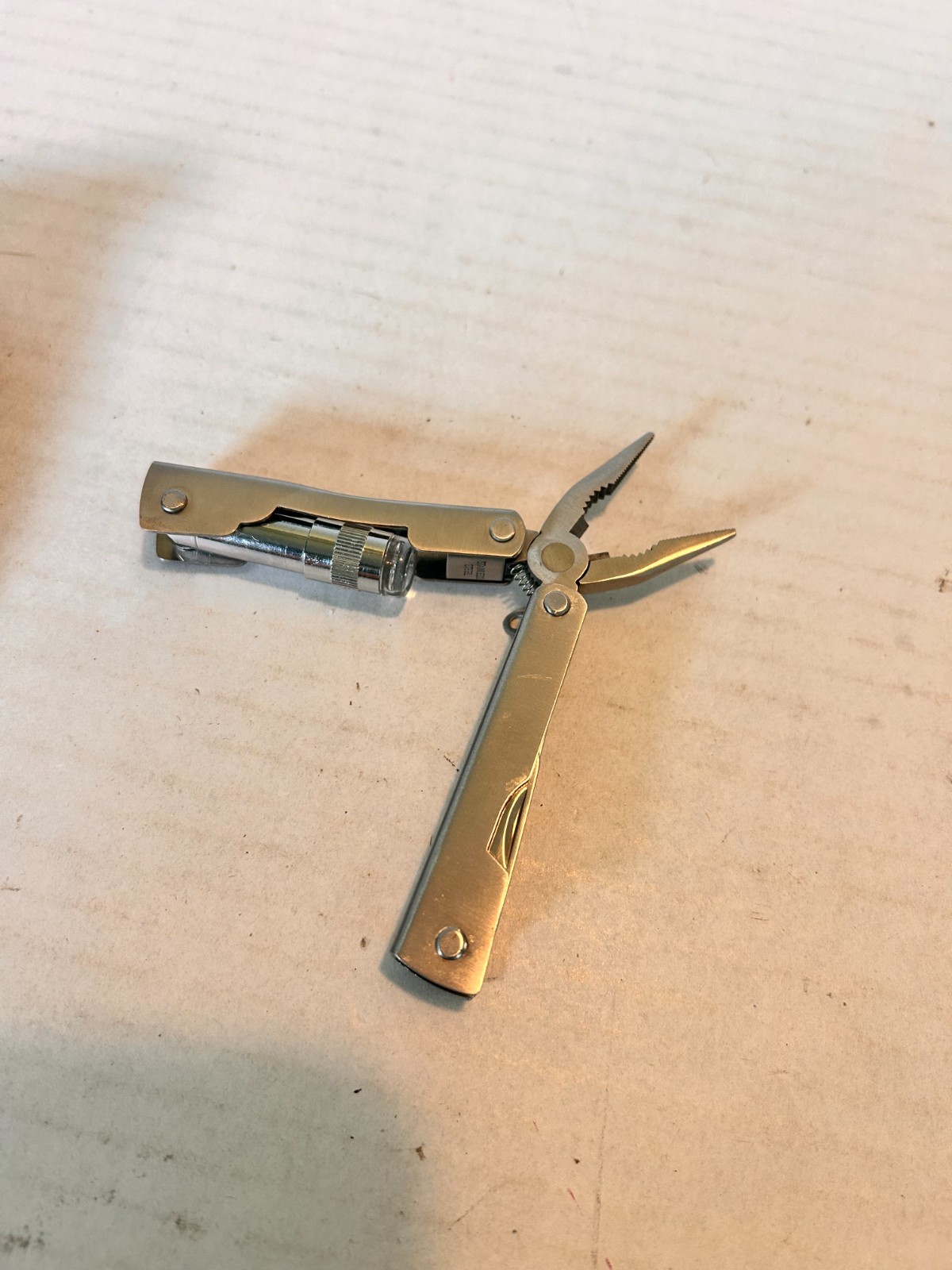 Multi Use Pocket Tool with case & Light