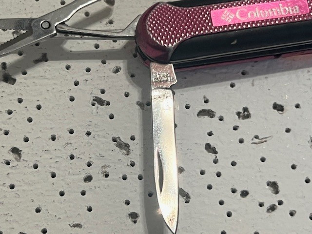COLUMBIA 10-Function Pocket Tool- Knife -Scissors- LED Flash-Light needs battery
