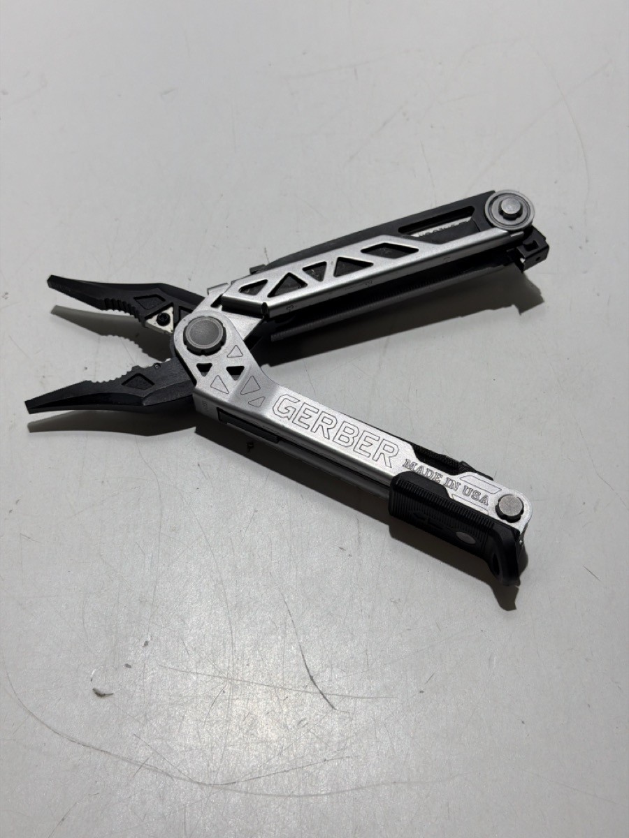 GERBER LEGENDARY BLADES 31-003073 CENTER-DRIVE MULTI-TOOL (P32012666)