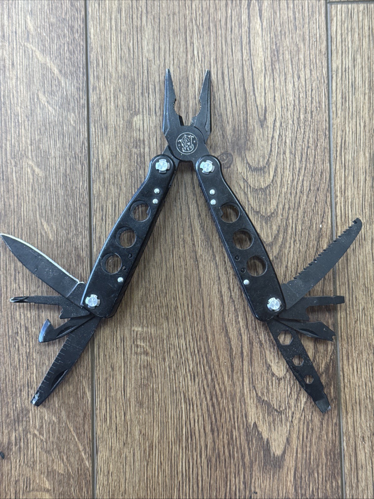 Used Smith & Wesson 16 Function Multi-Tool Black Knife