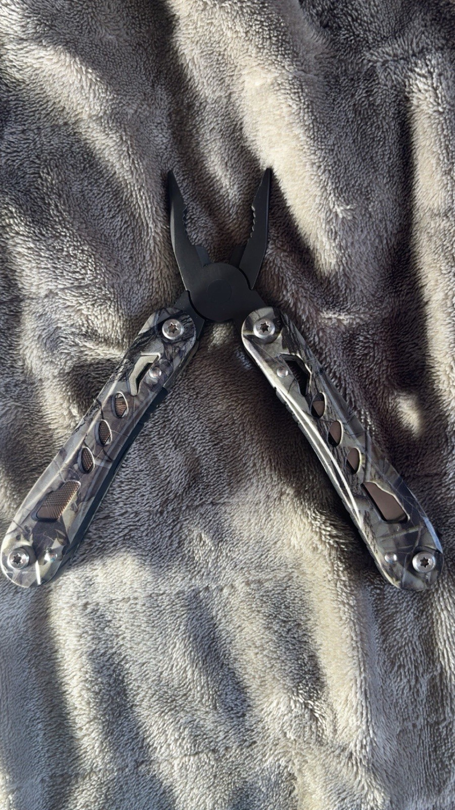 Used Guidesman Camo Multi tool With Pouch (blades Need To Be Tightened)