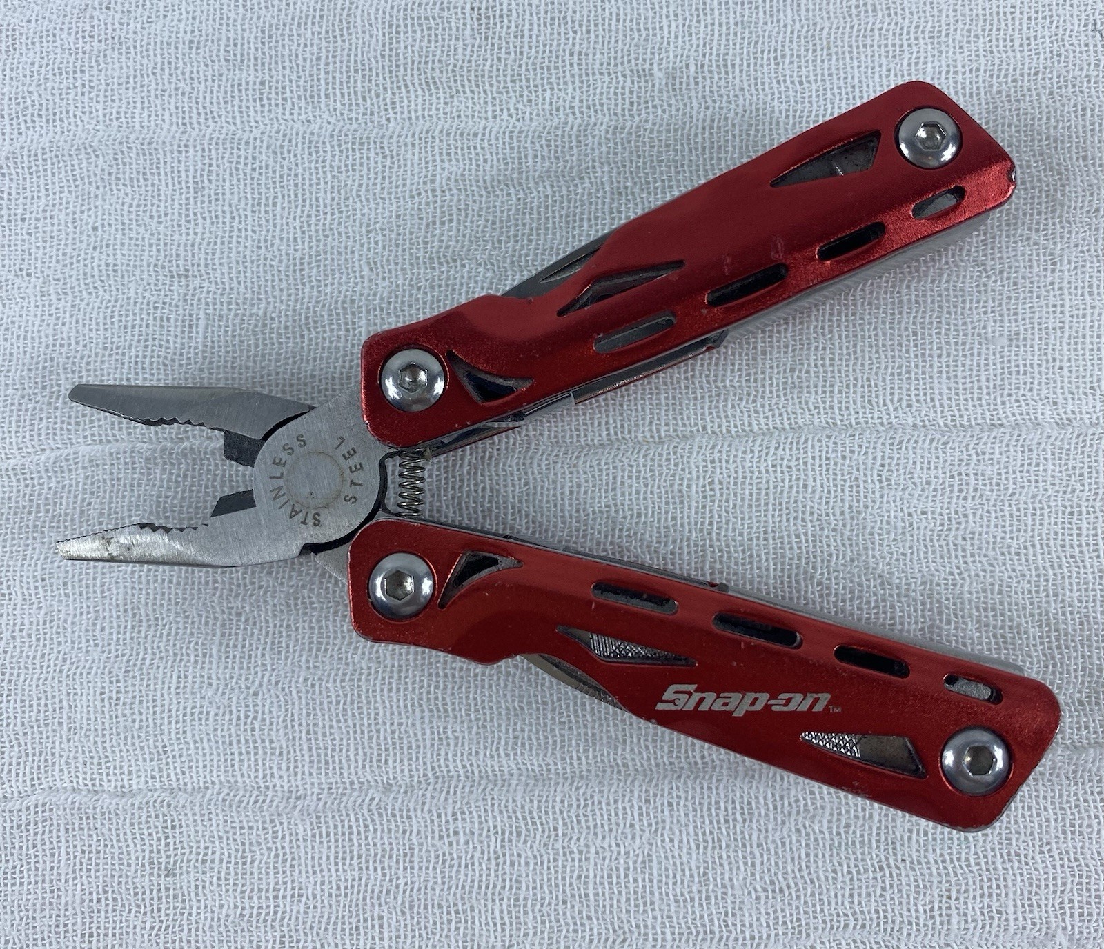 Snap-on Tool Red Stainless Steel Multi-Tool, Pliers, Knife, Screwdriver, 9 Tools