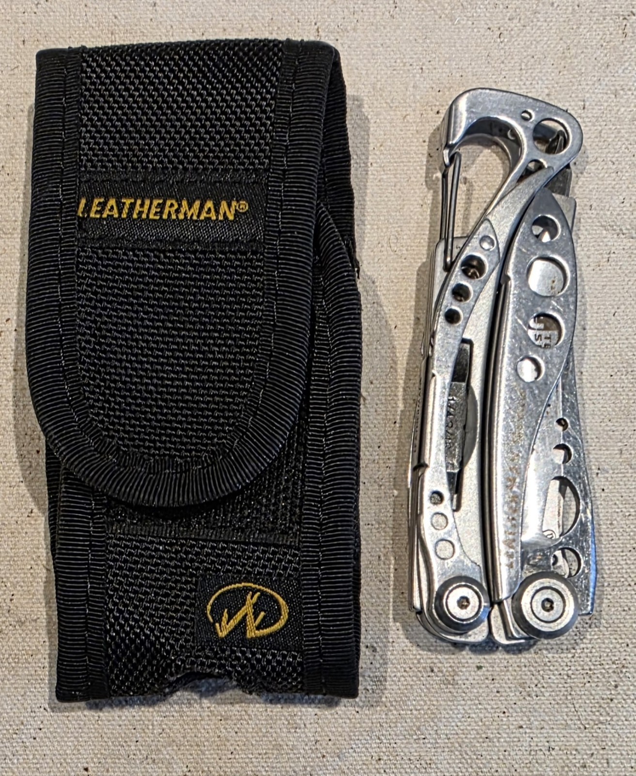 Leatherman Skeletool Multi-Tool Stainless Pocket Knife Plier Carabiner Sheath