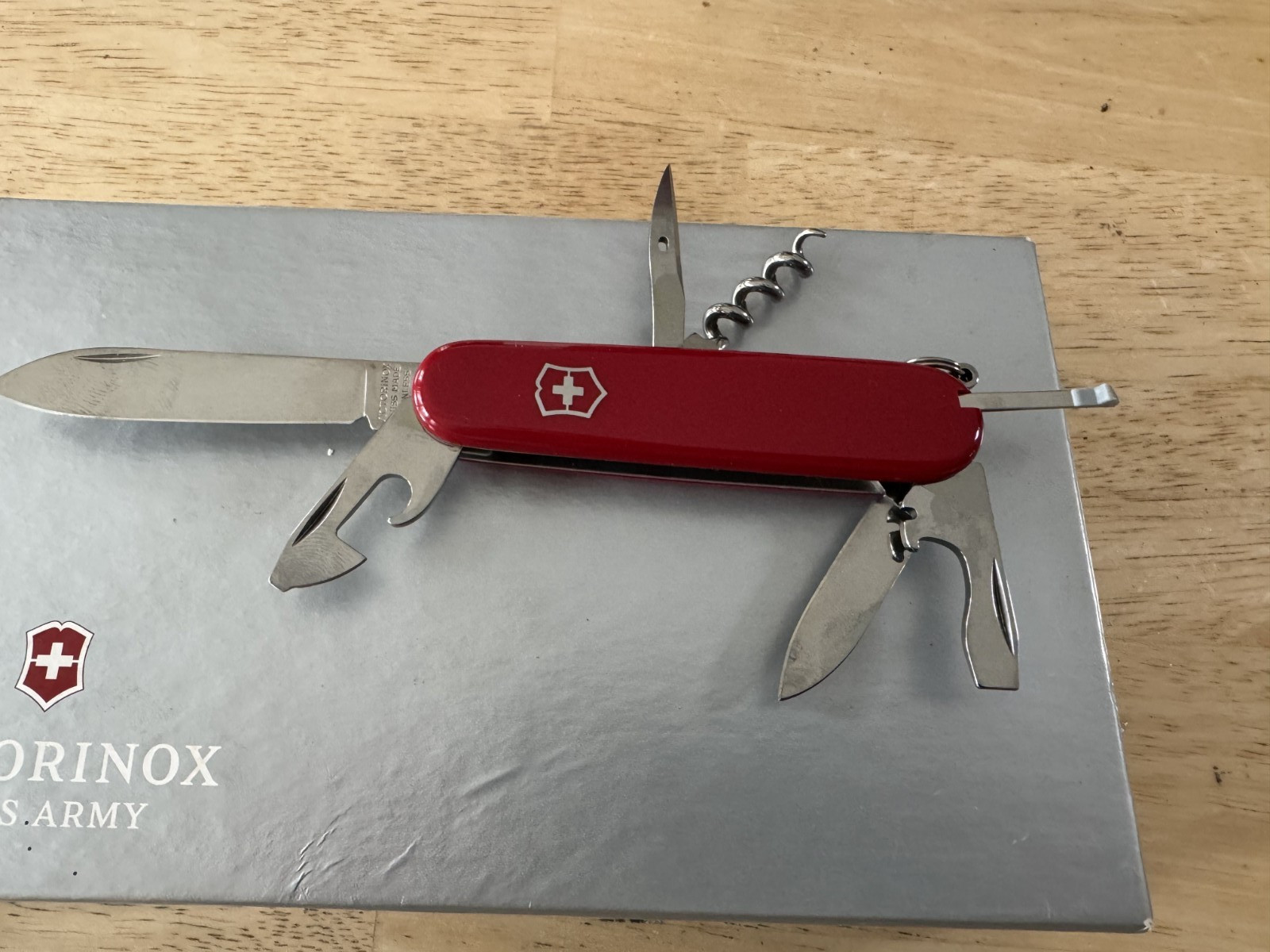 NEW Swiss Army Classic Red SD Knife and Flashlight Set, Victorinox New Boxed Set