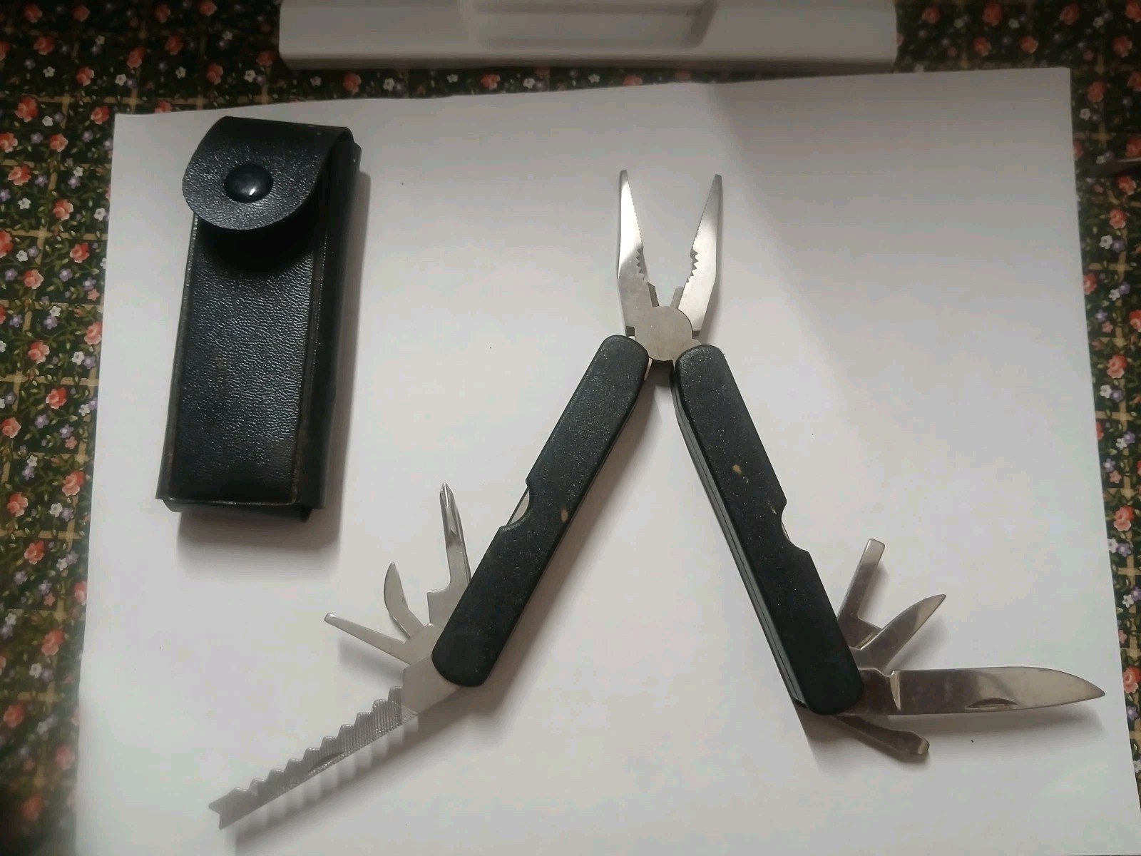 Multi-Tool 9 in 1 Black with Case – Pliers, Knife, Openers, Saw & More