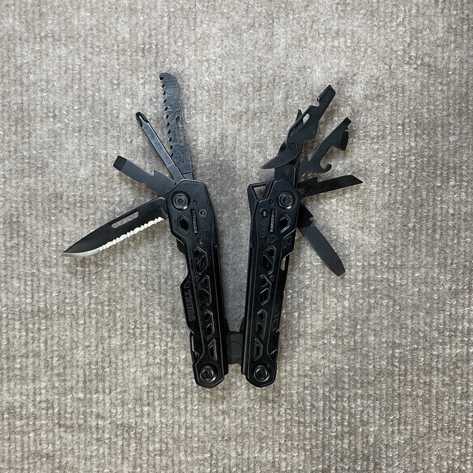 Gerber Truss Needle Nose Pliers Multi-Tool 17-in-One in Black 31-003884