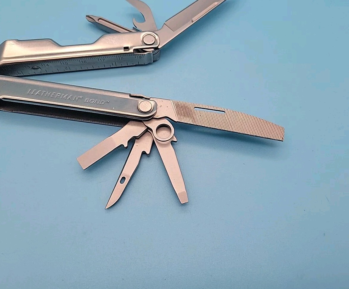 LEATHERMAN Bond Multitool – Knife, File, Screwdrivers, Pliers – Silver