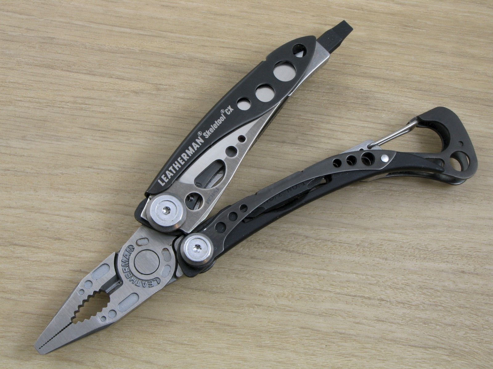 Leatherman Skeletool CX Multi-Tool 154CM Plain Edge Knife, Black, USA -Excellent