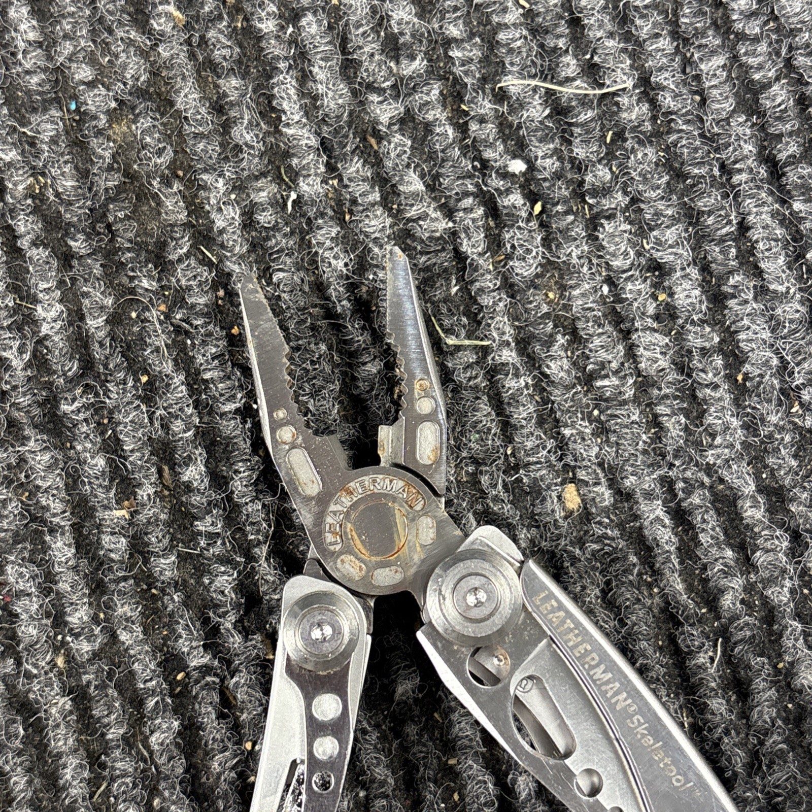 LEATHERMAN Skeletool Multi Tool – Combo Edge Blade Knife Pliers Carabiner (075)