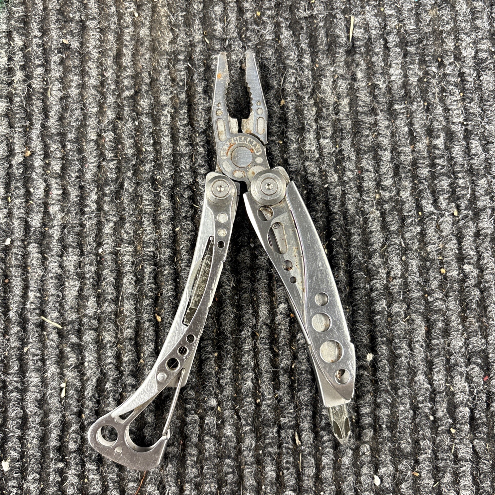 LEATHERMAN Skeletool Multi Tool – Combo Edge Blade Knife Pliers Carabiner (072)