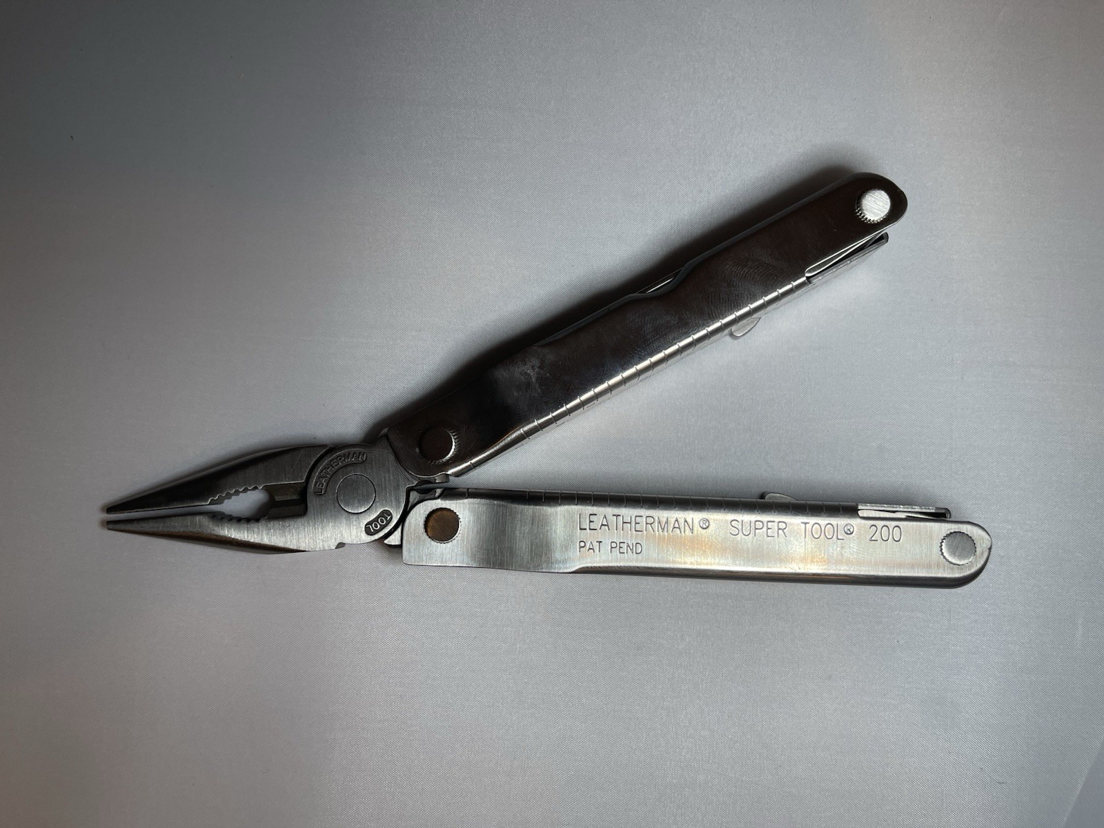 LM166 Leatherman Super Tool 200 Stainless Multitool W/ Leather Sheath