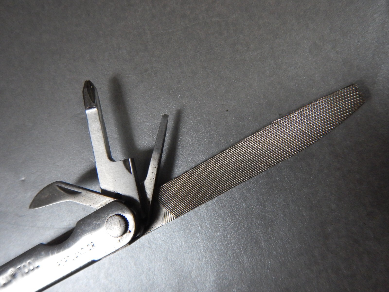 unusual Vintage Leatherman Super Tool – 1998 – 1 SERRATED Blade, Scissors