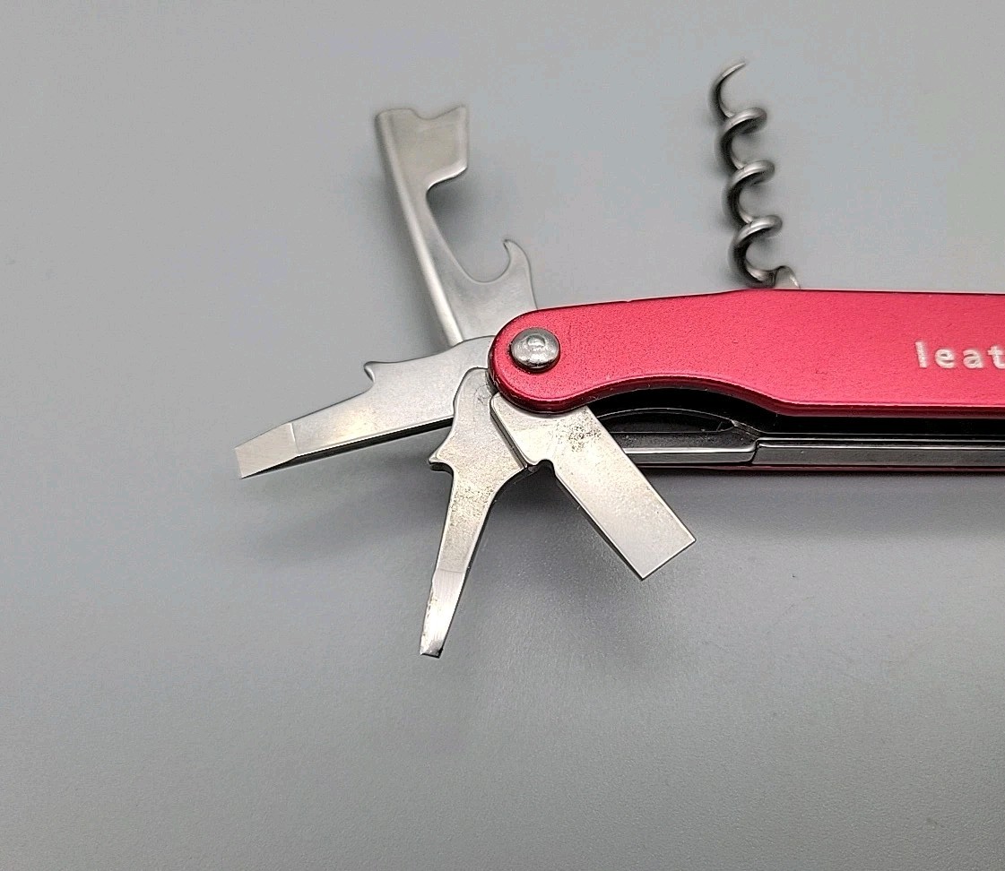 Leatherman JUICE C2 Multitool – Dated 1204 – Red – Knife, Pliers *Retired*