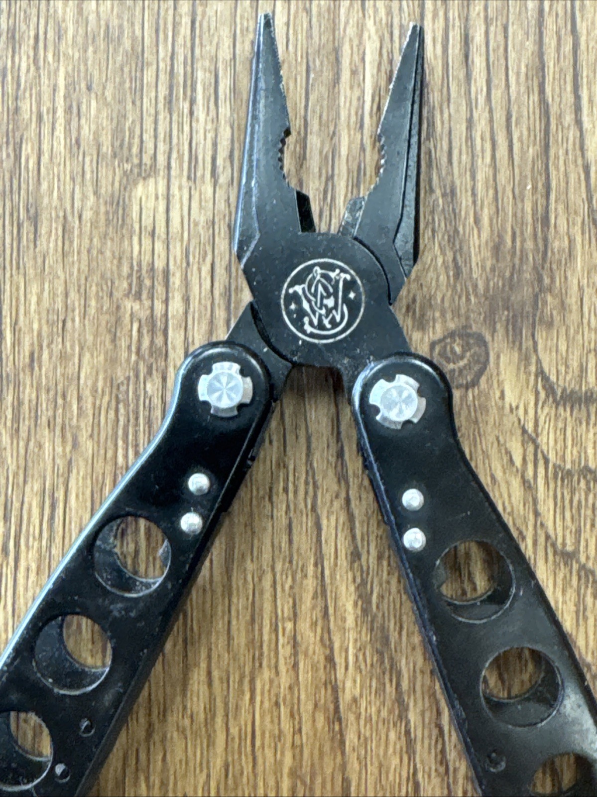 Used Smith & Wesson 16 Function Multi-Tool Black Knife