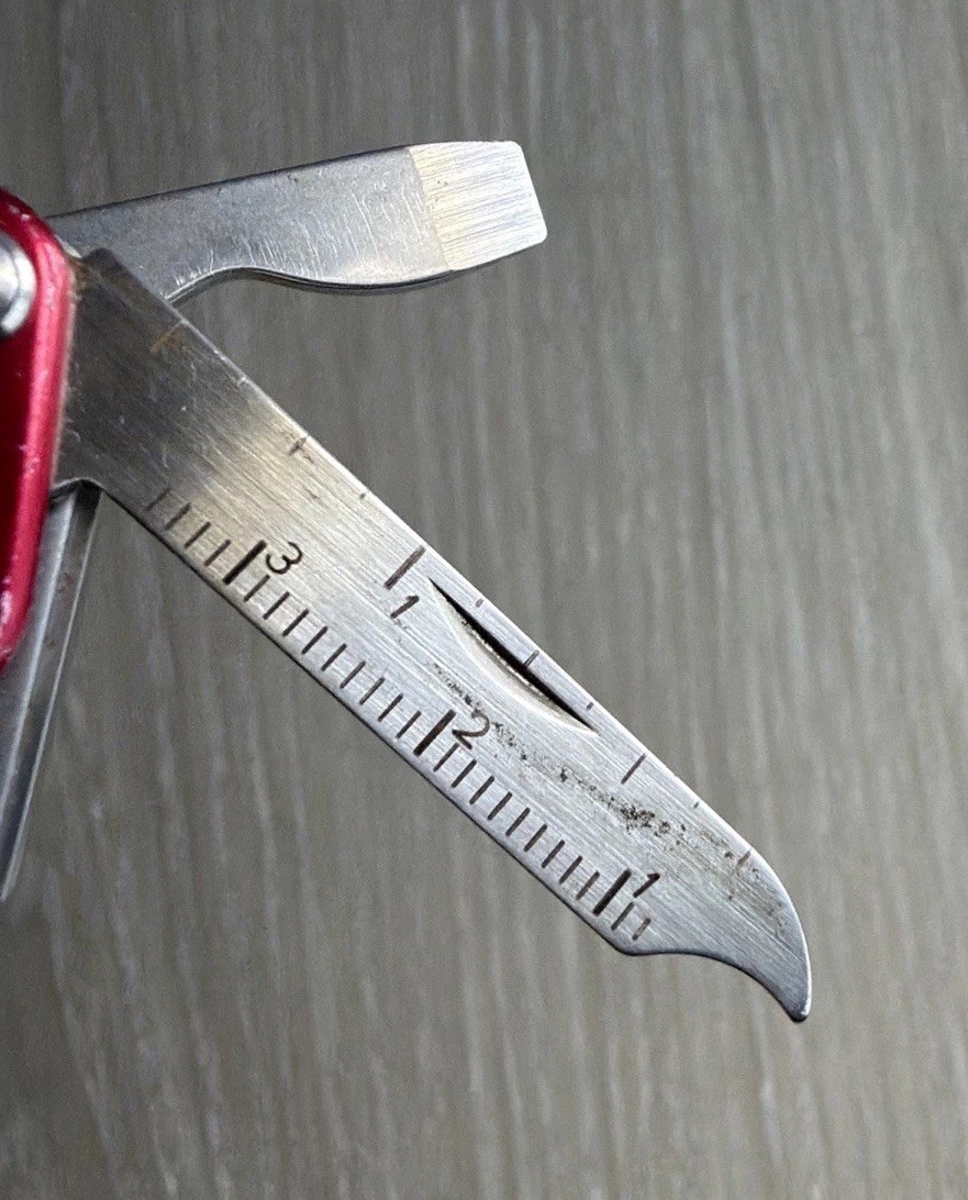 Leatherman Squirt S4 MultiTool Scissors Knife File Drivers Tweezers Red Metallic