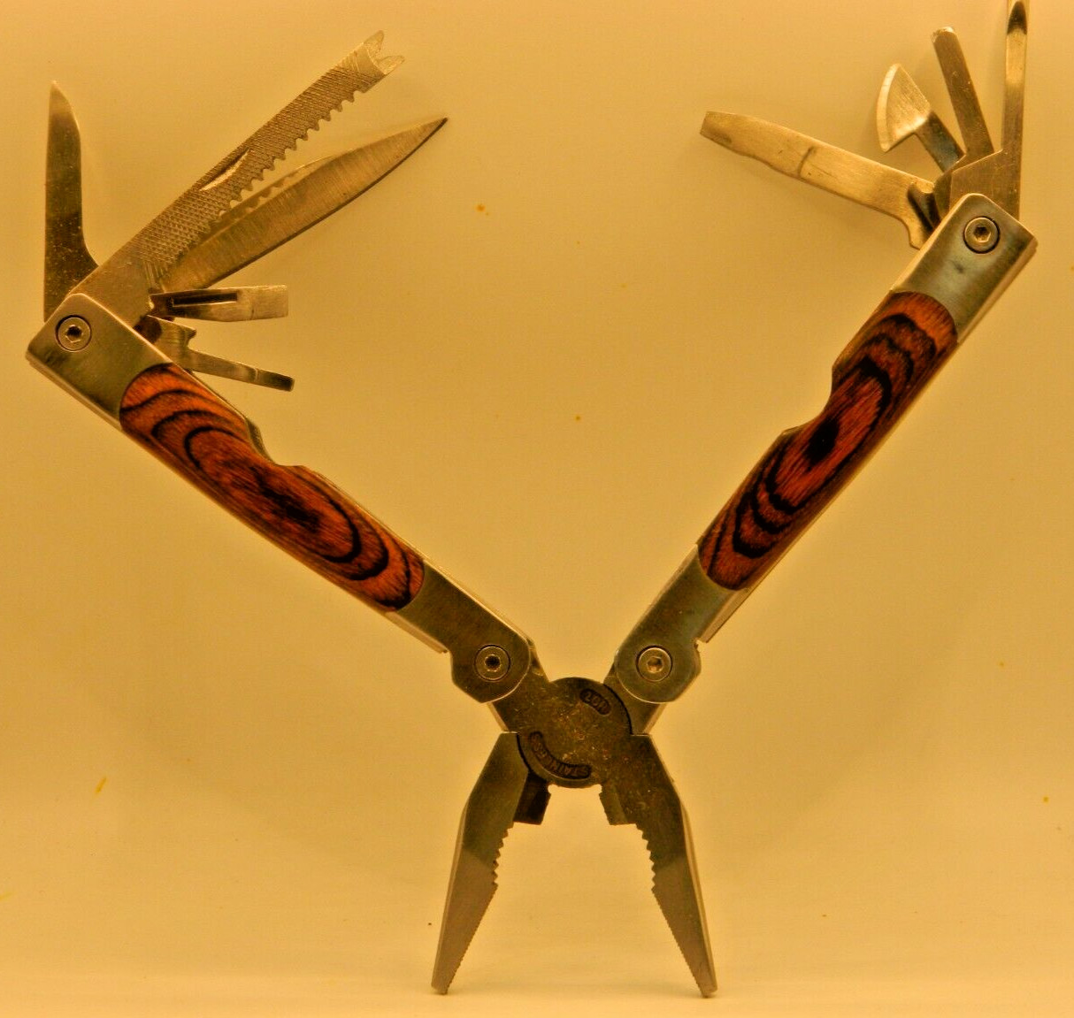 2CR – MULTI TOOL – 9 Blades Plus Pliers – Stainless Steel – See ALL Pictures –