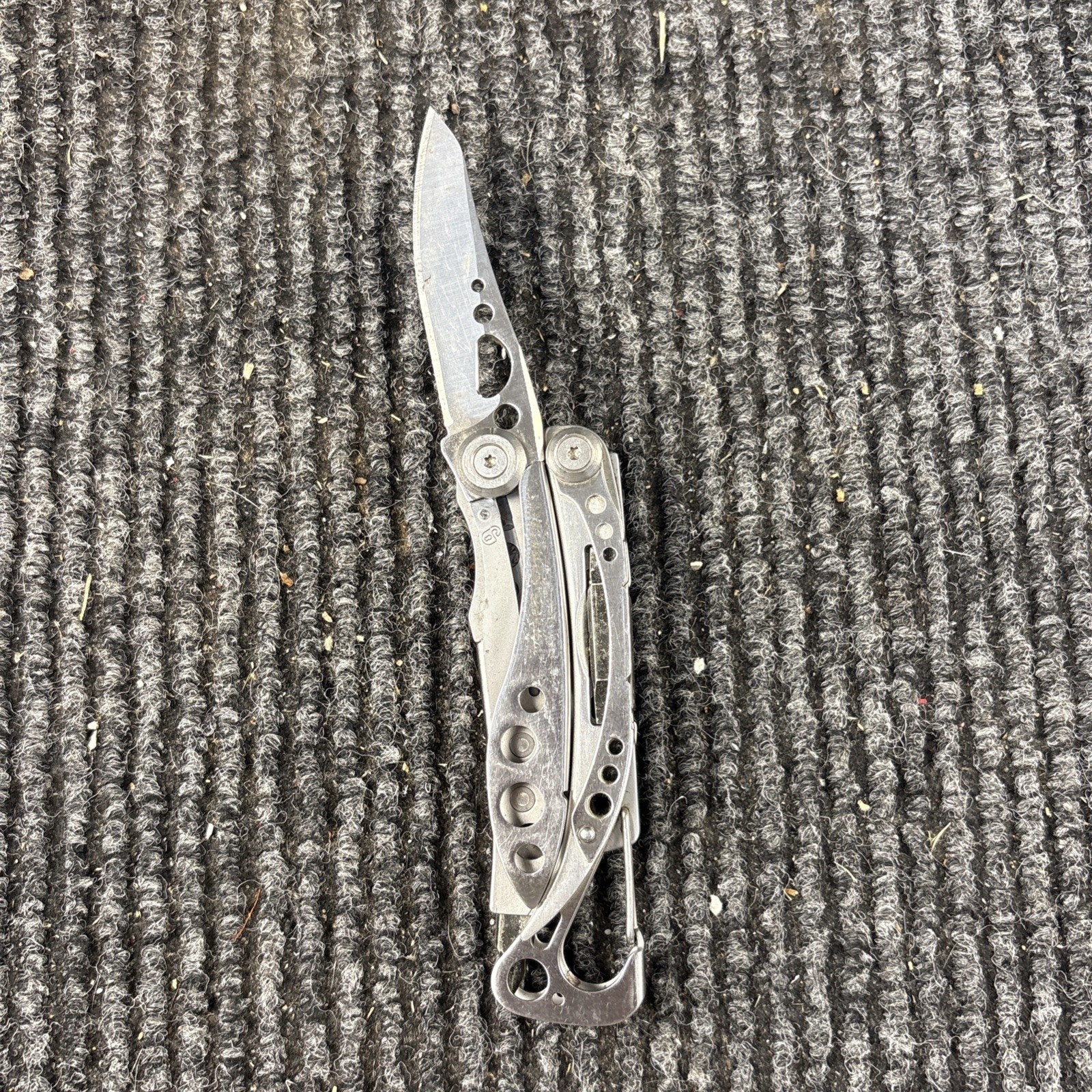 LEATHERMAN Skeletool Multi Tool – Combo Edge Blade Knife Pliers Carabiner (070)