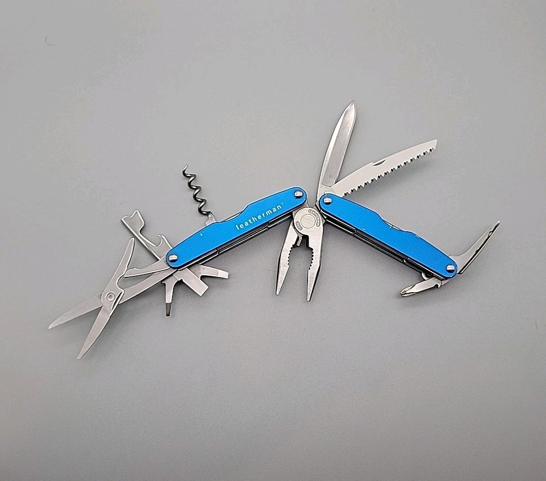 Leatherman JUICE CS4 Multi-Tool – Dated 1102 – Blue – Discontinued