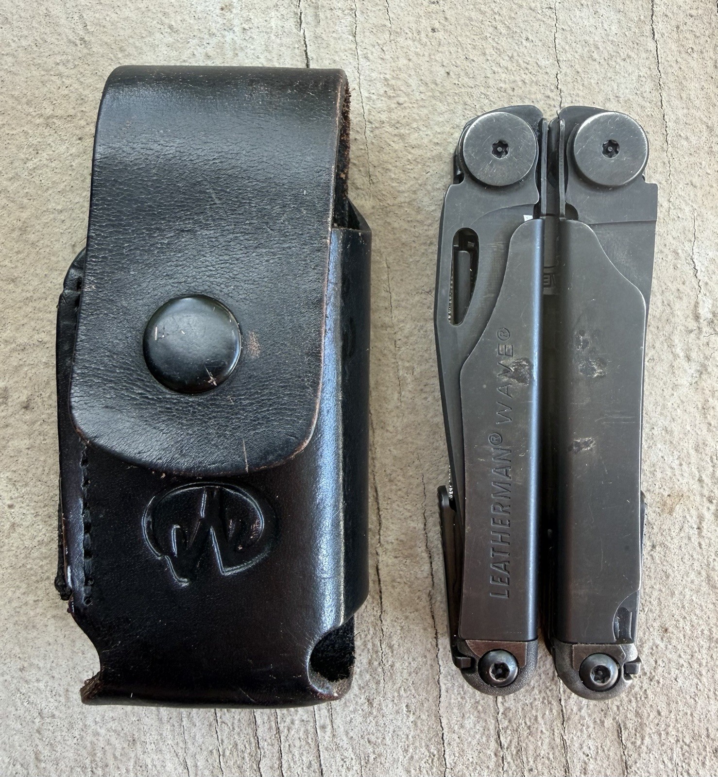 LEATHERMAN WAVE BLACK OXIDE STAINLESS STEEL FOLDING MULTI TOOL IN LEATHER SHEATH