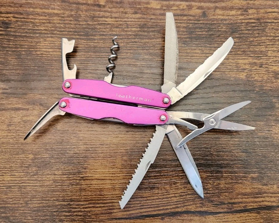 RARE Leatherman Juice XE6 Purple Thunder Pliers Multitool- Great Condition D71