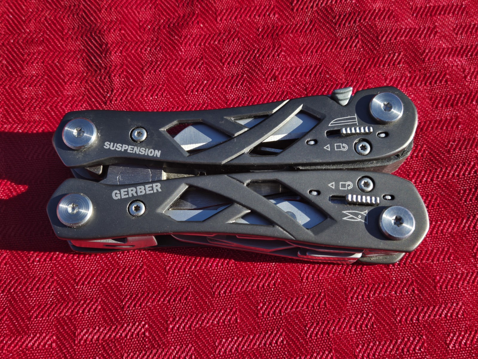 GERBER Suspension w/sheath looks and feels brand new Never Used