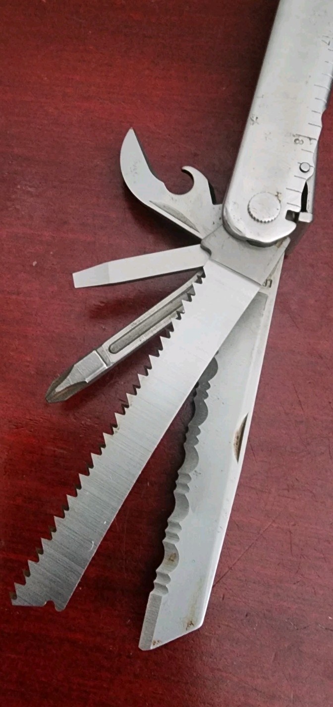 RETIRED 2009 COLLECTIBLE LEATHERMAN CORE MULTI-TOOL