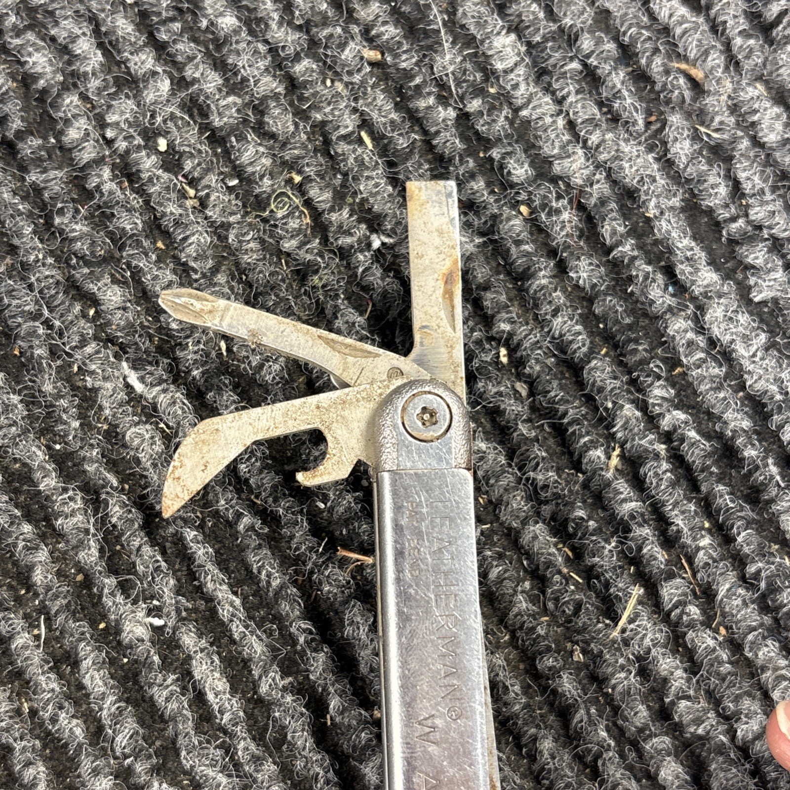 Leatherman Wave Original 17-in-1 All-Purpose Multi-Tool with wave Sheath (107)