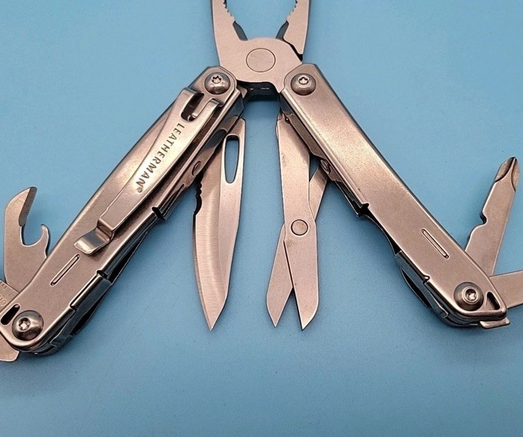 Leatherman Wingman Multi Tool w/ Sheath – Pocket Clip, Pliers, Screwdrivers New