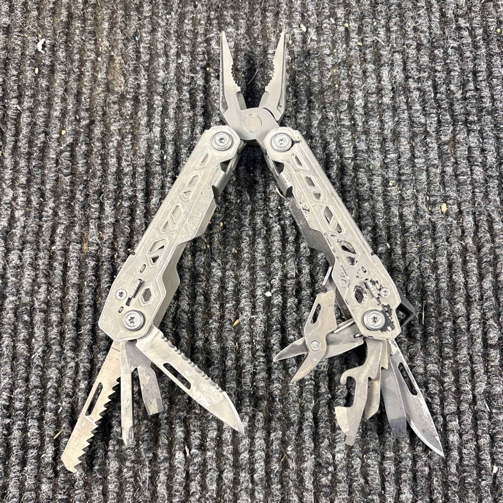 One Gerber Truss 17-in-1 Pliers Multi Tool TSA – Gray (016)