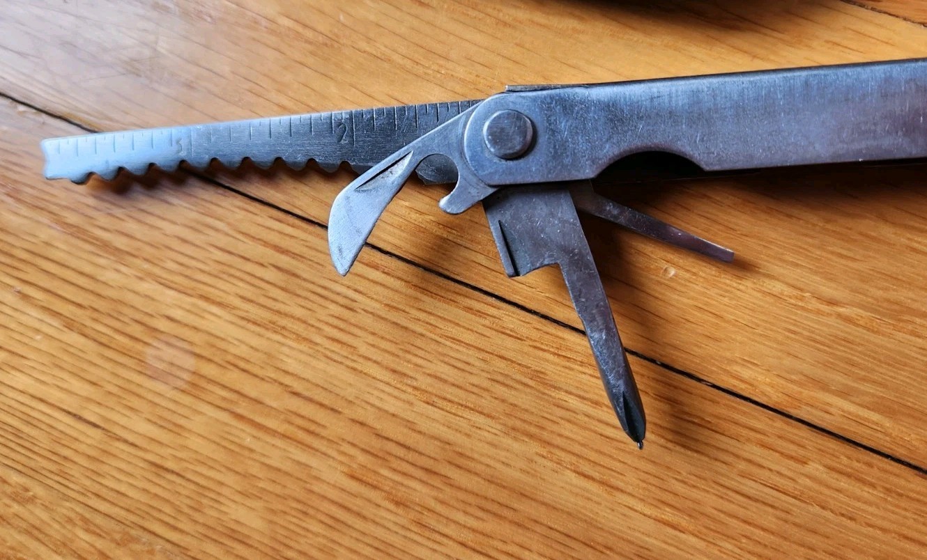 VTG Great Neck Multi Pocket 9 in 1 Tool Pliers Screwdrivers Knife Fish Scaler