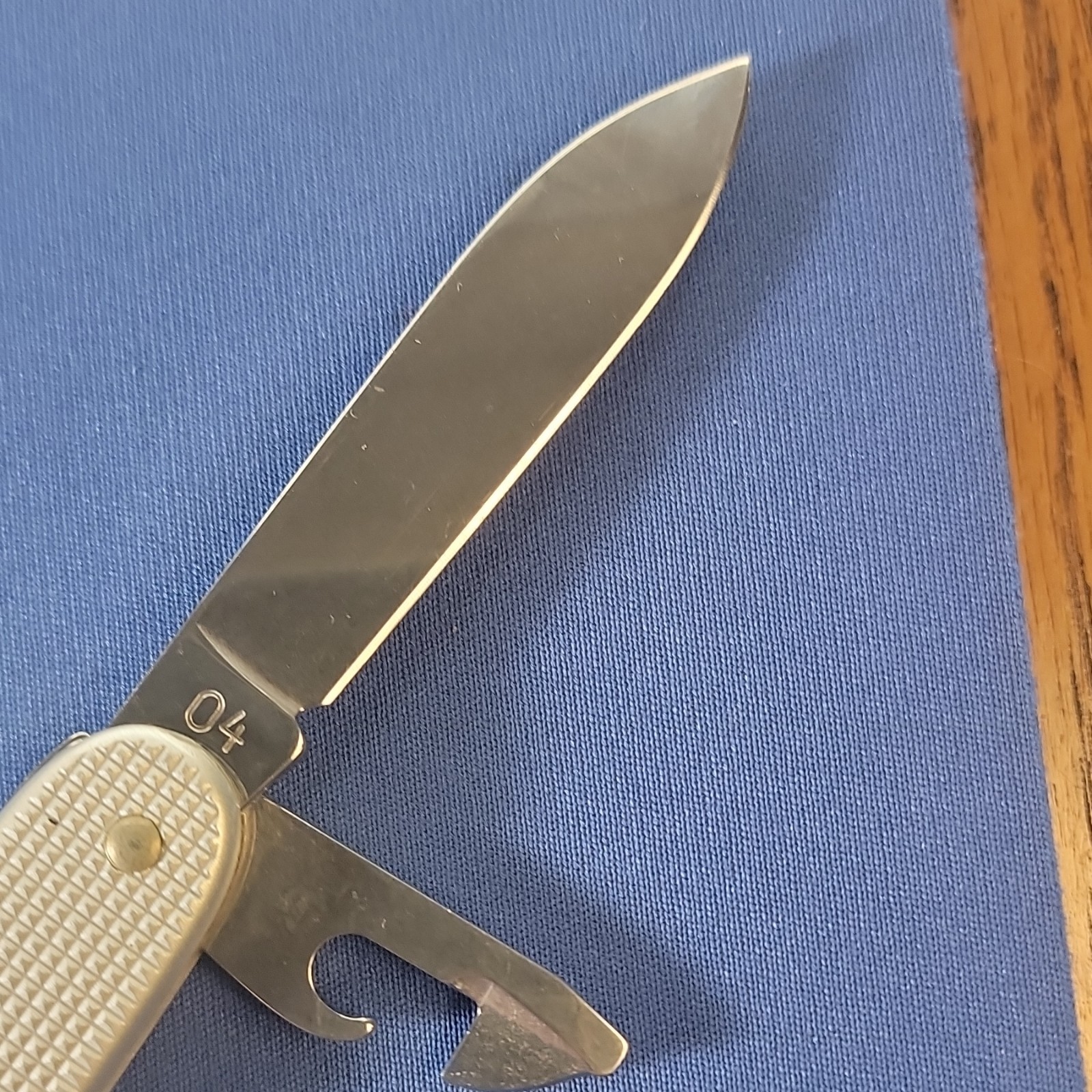 Victorinox Swiss Army 4-Tool Multi-Tool White Alox, 2 1/4″ Straight Blade