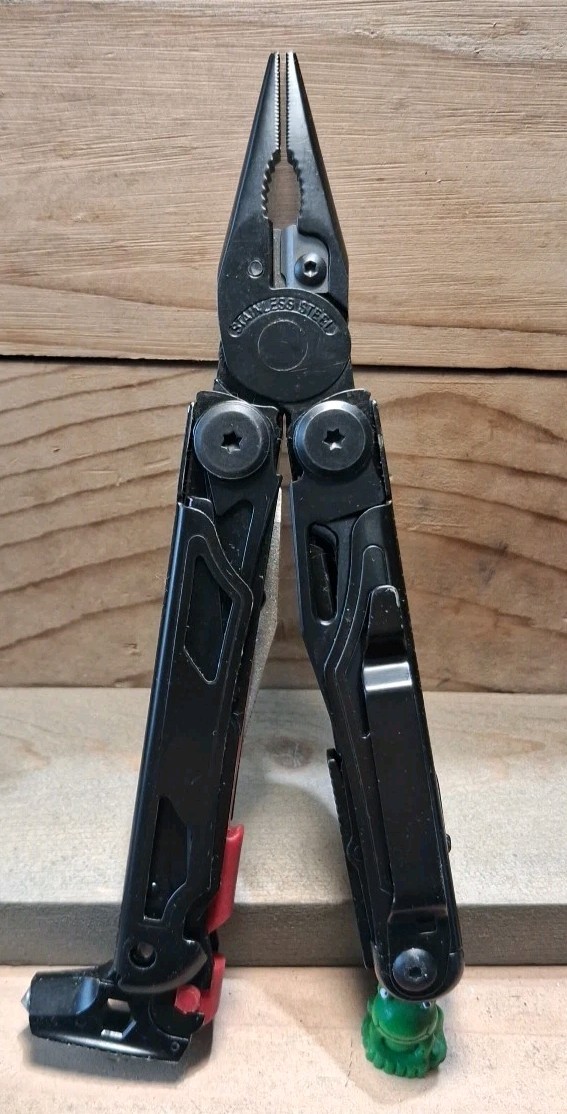 BLACK MOSSY OAK 19-in-1 STAINLESS STEEL MULTI-TOOL WITH SHEATH GREAT CONDITION