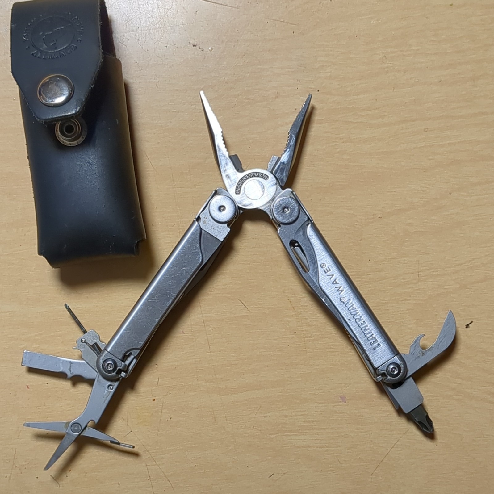 Leatherman Wave Multi-Tool Silver Stainless Steel Sheath Plier Knife Saw