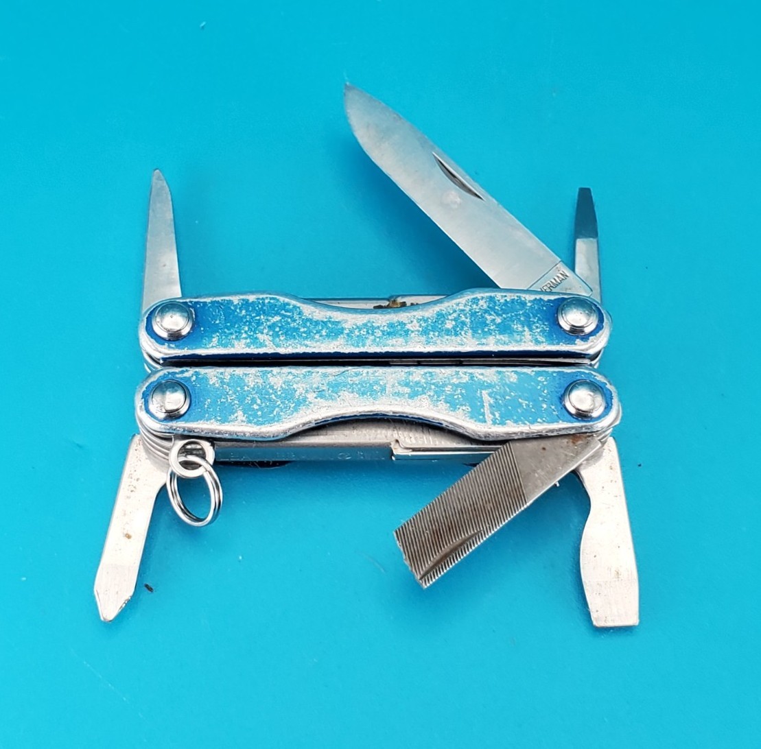 Leatherman Squirt P4 Multi-Tool, Key Ring, Retired, BLUE! *BROKEN NAIL FILE*