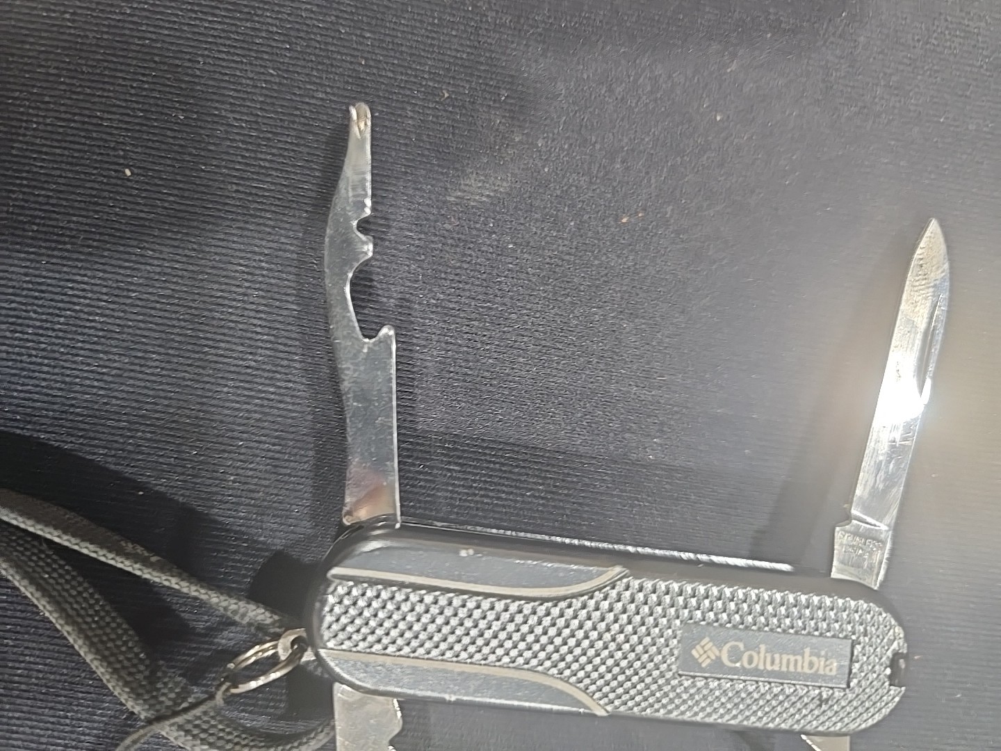 COLUMBIA 6-Function Pocket Tool- Knife -Scissors- LED Flash-Light needs battery