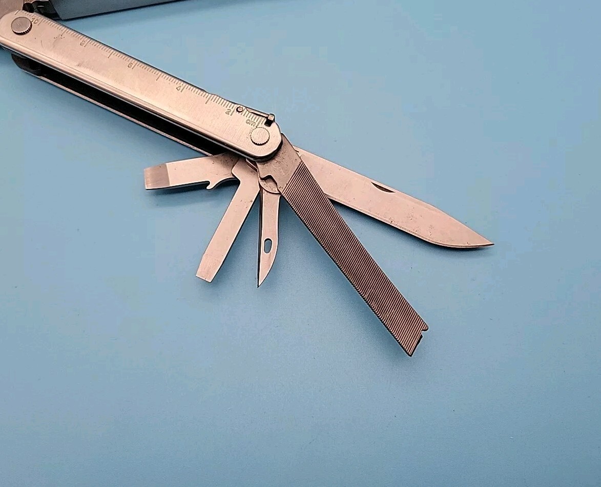Leatherman Core Multi-Tool Dated 2006 – Pliers, Knife – Silver * RETIRED *
